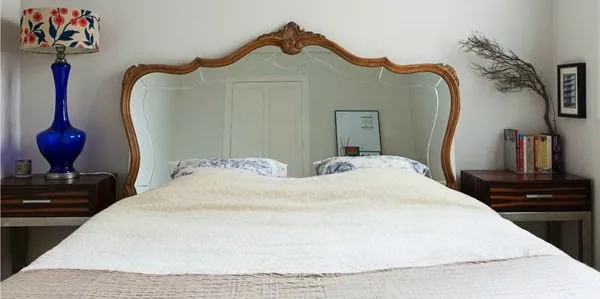 dormitorio con espejo antiguo a modo de cabecero.jpg