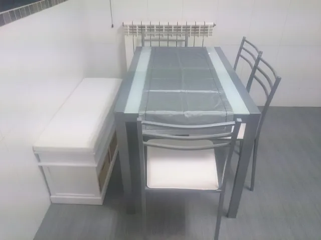 mesa sillas y banco