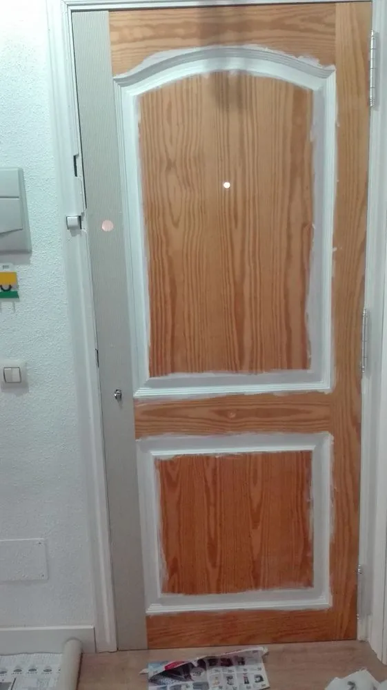 Una puerta de entrada totalmente renovada con vinilo