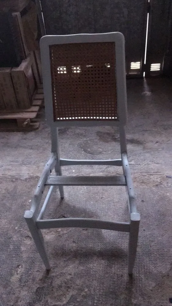 Primer paso_ encuentro unas sillas a ntiguas pero muy bonitas a las….jpeg