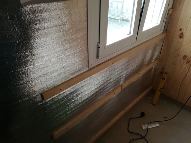 Cómo colocar un friso de PVC con rastreles