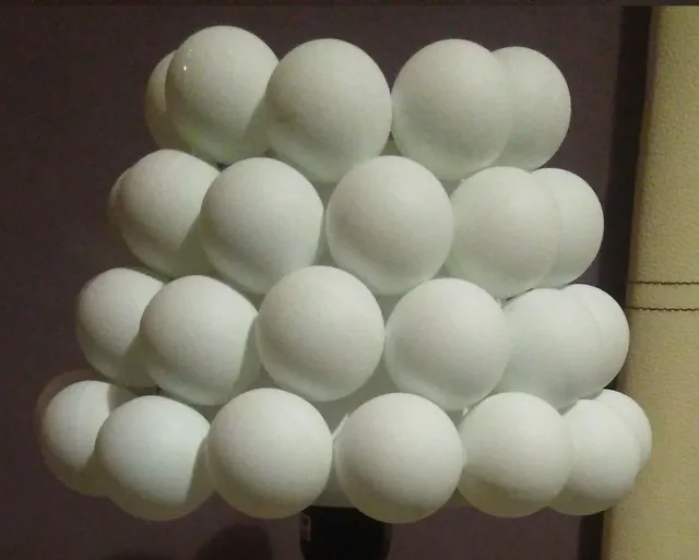 intercalado de pelotas ping pong en lampara.jpg