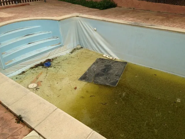 piscina en su origen de abandono