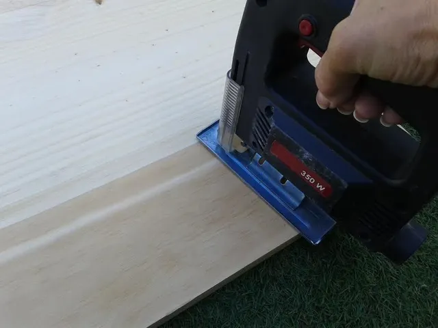 cortar tablas de madera.jpg