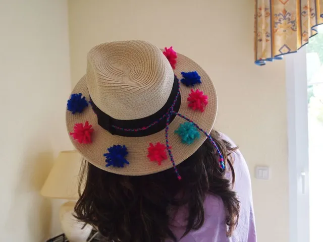 decorar-sombrero-playa-pompones.jpg