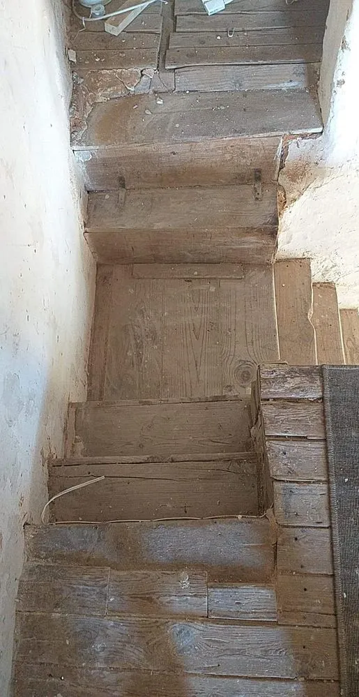 Meseta donde desenvoca el primer tramo de escaleras y las escaleras laterales