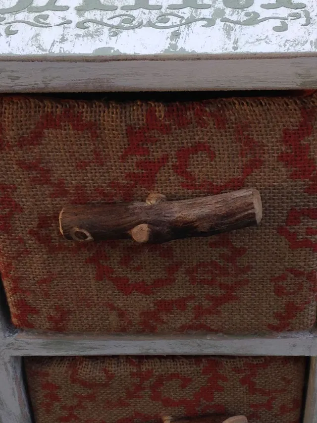 Detalle cajón forrado con tela pintada y agarrador de madera
