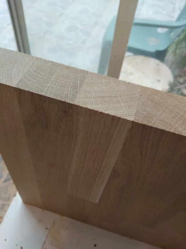 Un tablero de 4 CTM de madera de roble.