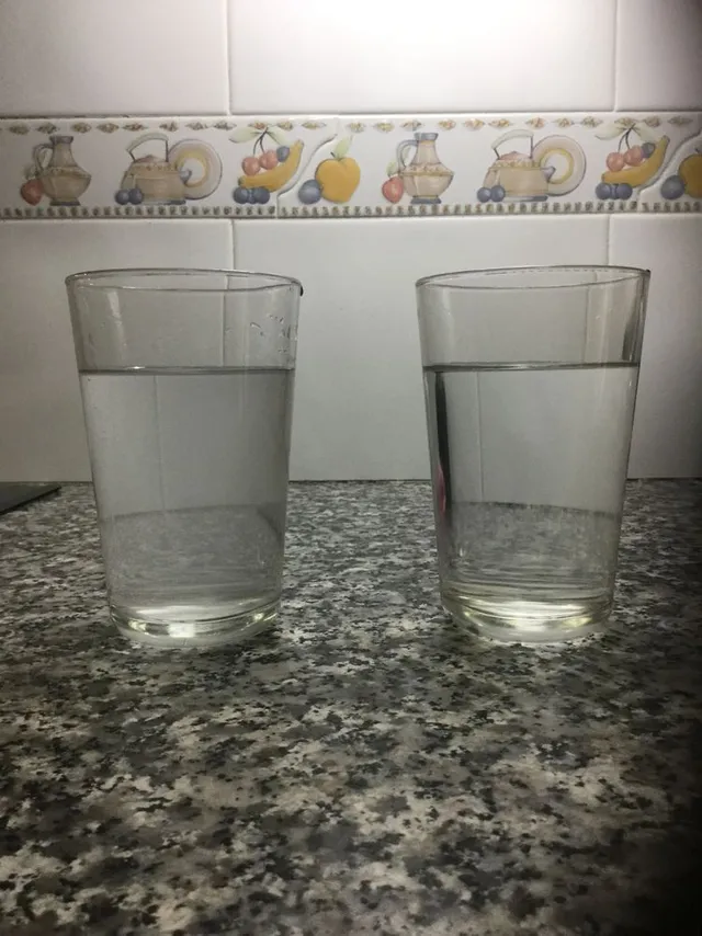 El vaso de la derecha es agua embotellada el de la izquierda es de la osmosis