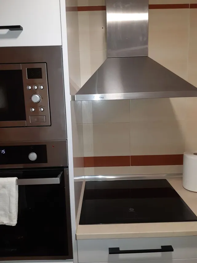 Imagen de mueble del horno y microondas, junto a placa vitrocerámica