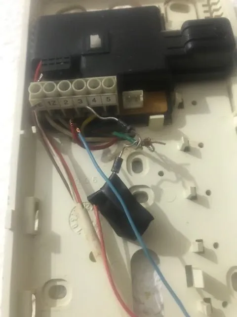 Conexion telefonillo antiguo (los cables adaptados son para el boton adaptado para brir la segunda puerta)
