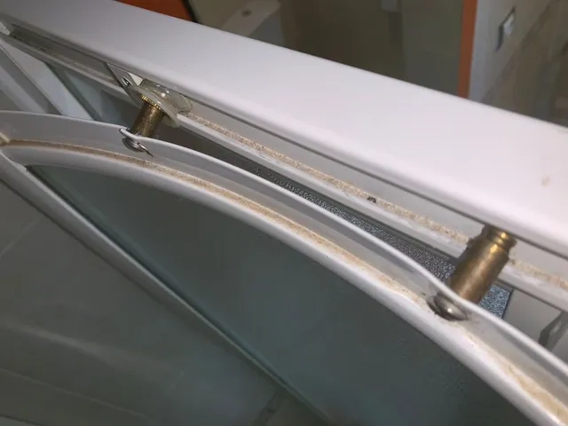 Cómo cambiar los rodamientos de una mampara de ducha