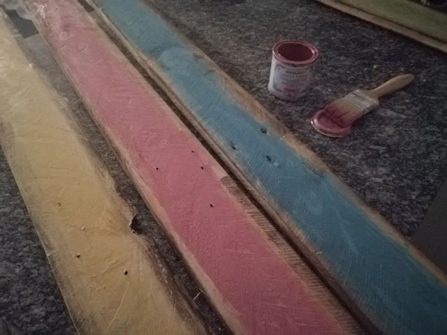 Empezamos lijando todas las tablas, luego les damos betún por los bordes y pintamos el interior con los colores elegidos.