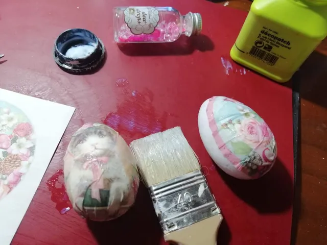 Hacemos el decoupage :pegamento (o de decopatch, o un gel médium) en el huevo, pegamos el papel y volvemos a dar pegamento por encima del papel.