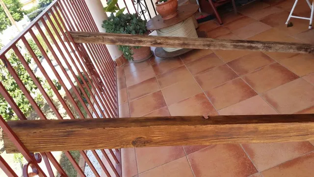 Listones de madera, para ganar altura en las sillas. Altura original 40 cm + liston de 7 cm= 47 cm
