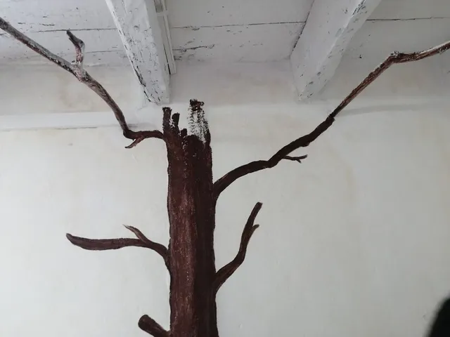 Árbol con ramas reales inscrustadas pared para dosel