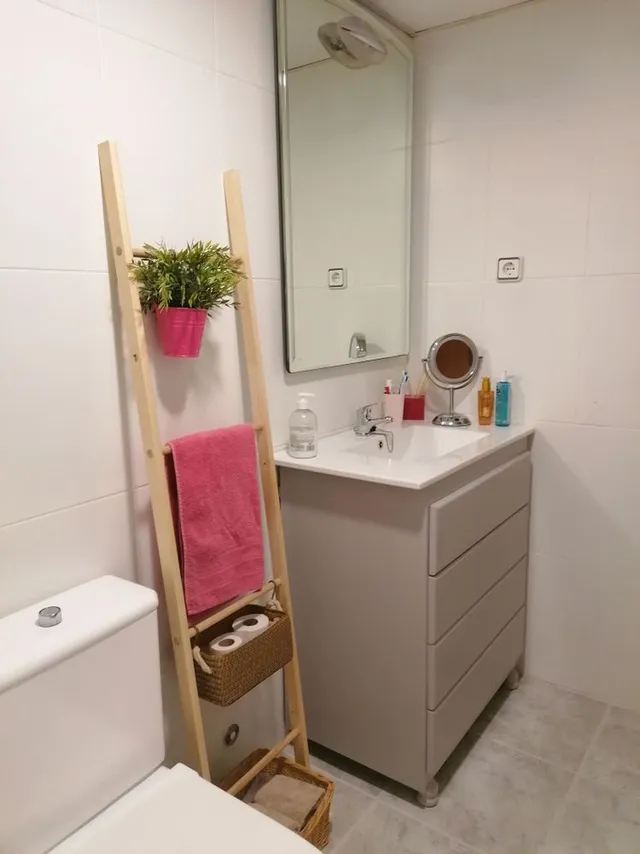 Resultado del baño, el mueble lo pinte también con LUXENS para muebles de baño y cocina