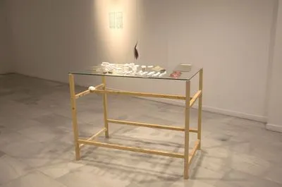 Para el último montaje expositivo que realicé, construí la estructura de una mesa de madera y cristal. La mesa era parte de la obra de arte, que hacía las veces de vitrina expositiva para una serie de objetos de vídrio.