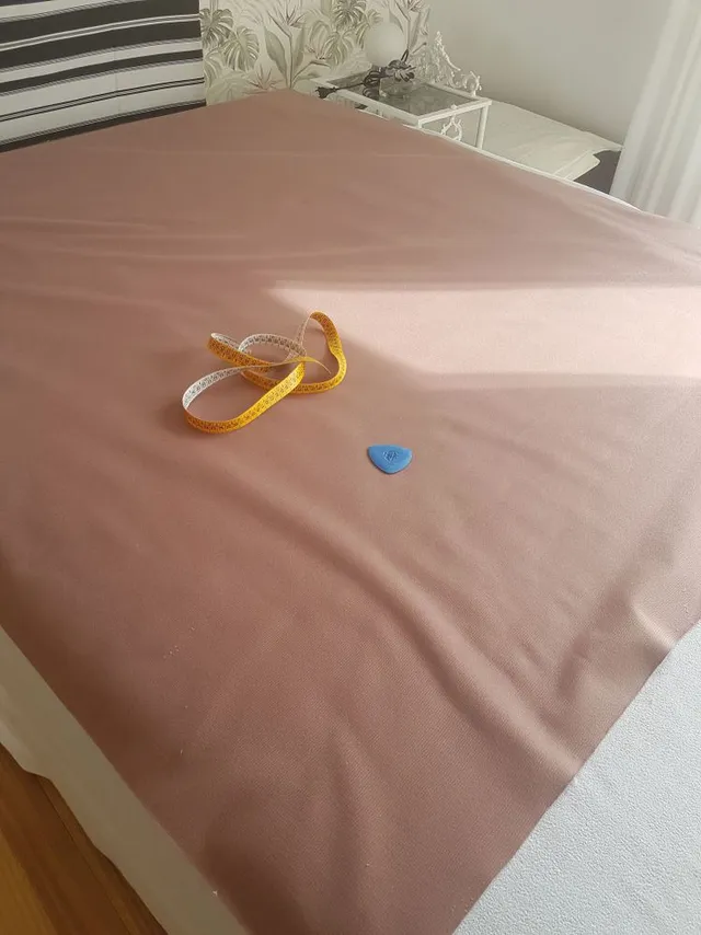 Estiré la tela encima de la cama para poder marcar y cortar "cómoda", al menos más que en el suelo.