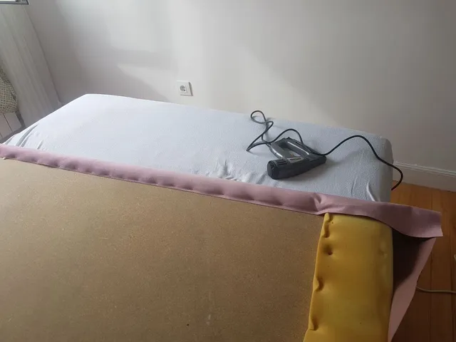 Empecé a tapizar también encima de la cama.