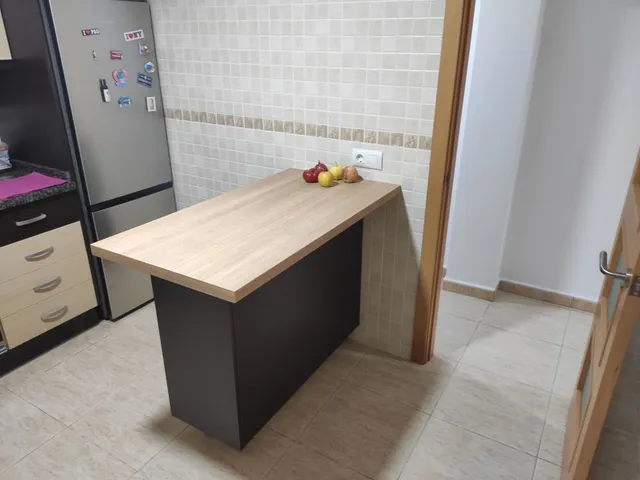 Muebles altos recubierto con tablero del mismo color de la cocina + una encimera clarita