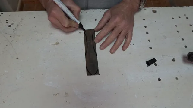 Marcando gancho de pared para cortar