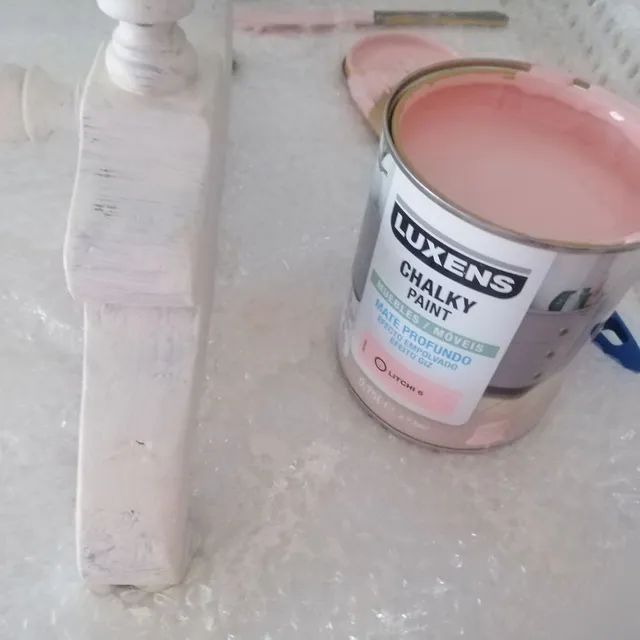 Una vez seca podéis lijar partes que queráis que se vea la pintura crema.