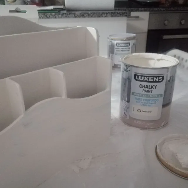 Damos una primera capa de pintura a la tiza Cream de Luxens