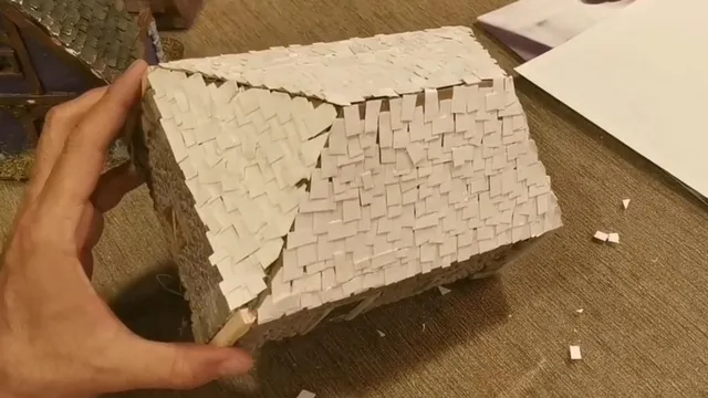 Coloca tejas de cartón para cubrir el tejado