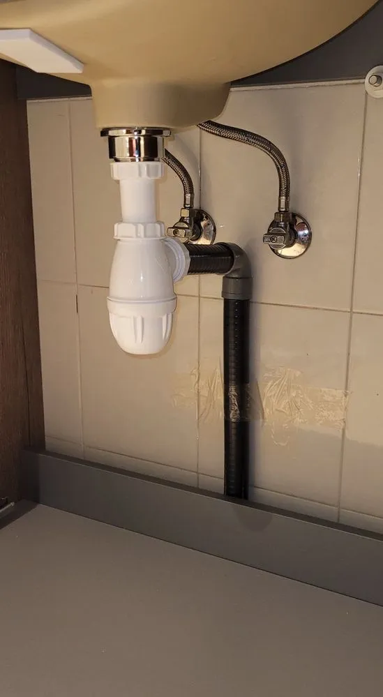 conectado el sifon al nuevo lavabo