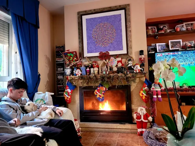 Calor de hogar con la chimenea y ambiente de navidad