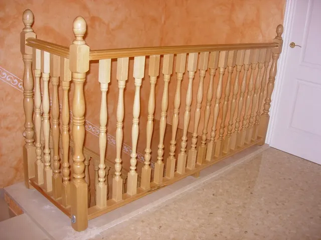 Moldura de madera para hacer balaustradas o barandillas, en madera