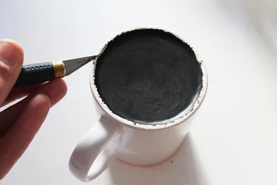Eliminar la pintura de los bordes con un cutter.