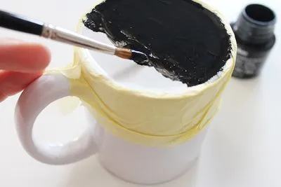 Pinta con pincel el fondo de las tazas.