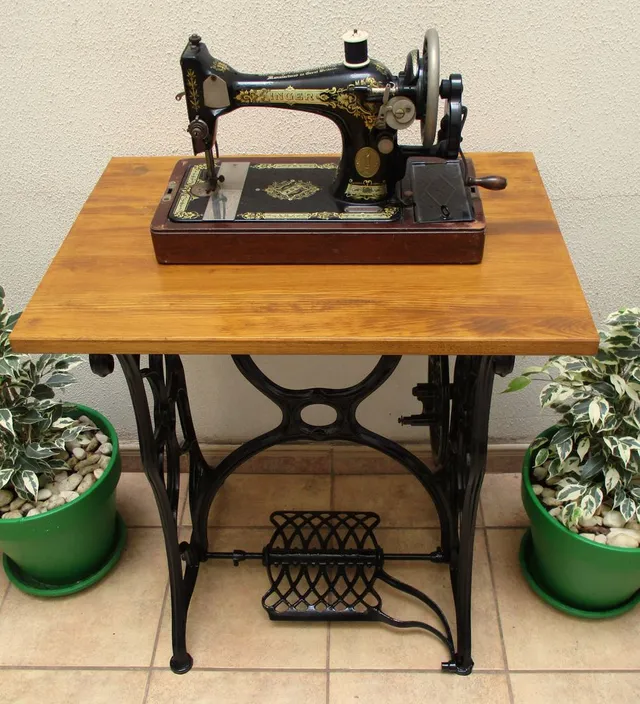 Mesa con soporte de máquina de coser antigua
