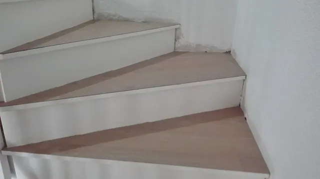 7.suelo-vinilico-escalera.jpg