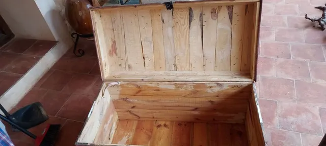 Se lija la madera interior del baúl