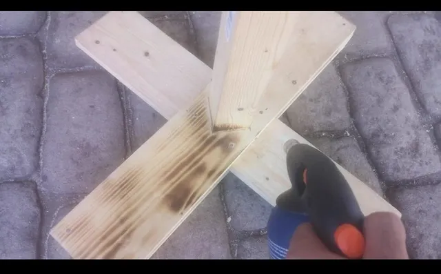 una de mis partes favoritas es quemar la madera, ya que obtenemos un toque rústico .