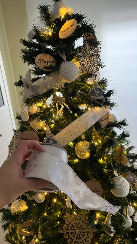 Os aconsejo que coloquéis al final del todo  la cinta alrededor del árbol . Y rematar la decoración del mismo colocando la estrella en lo más alto .