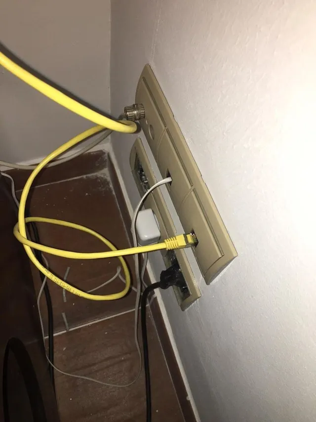 Instalación toma ethernet en una habitación