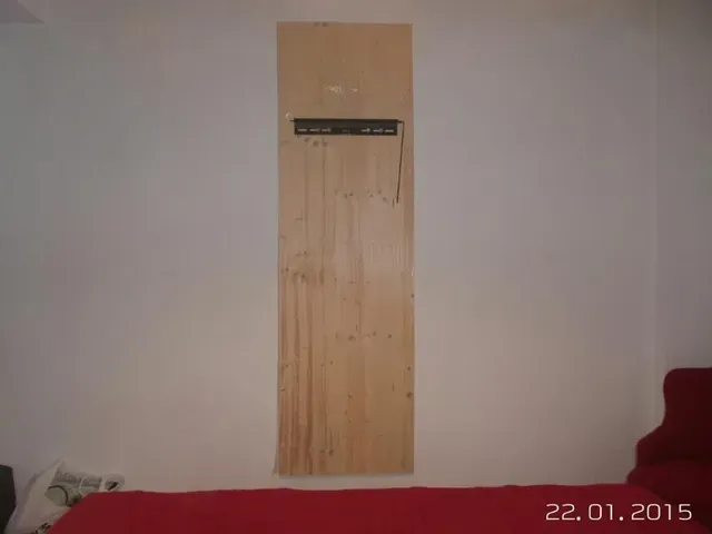Descubre cómo tapar el cable de la TV con un tablero de madera