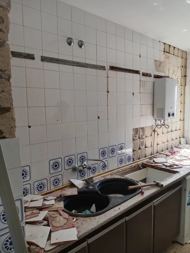 Renovación del alicatado de una cocina con porcelánico efecto cemento