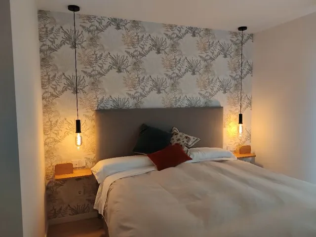Actualiza la pared frontal de tu dormitorio al siglo XXI.