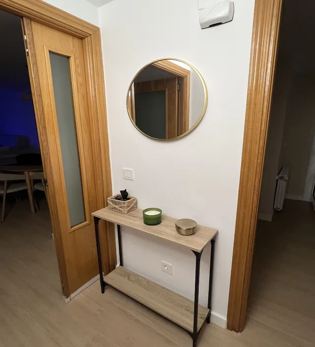 Renovación del recibidor: una decoración minimalista con consola y espejo