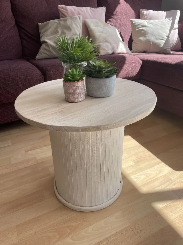 Mesa auxiliar HACK con esterilla de bambú y una tabla redonda