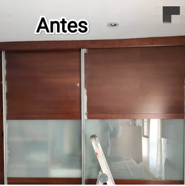 Cambiar el estilo del armario forrando sus puertas con papel pintado
