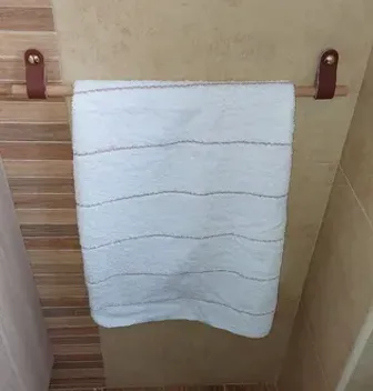 Toallero Hack con varillas de pino y tiradores