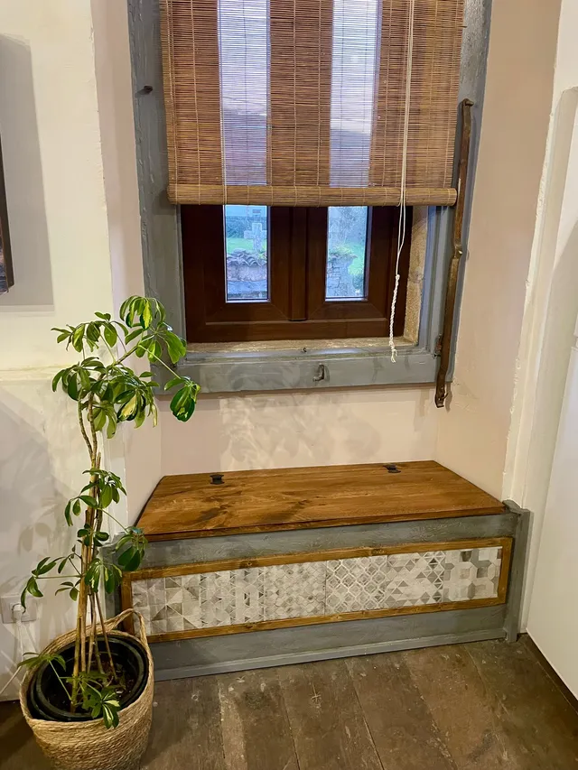 Banco de almacenaje bajo la ventana