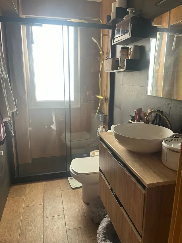 Reforma integral de baño con plato de ducha Sensea y revestimiento efecto metal