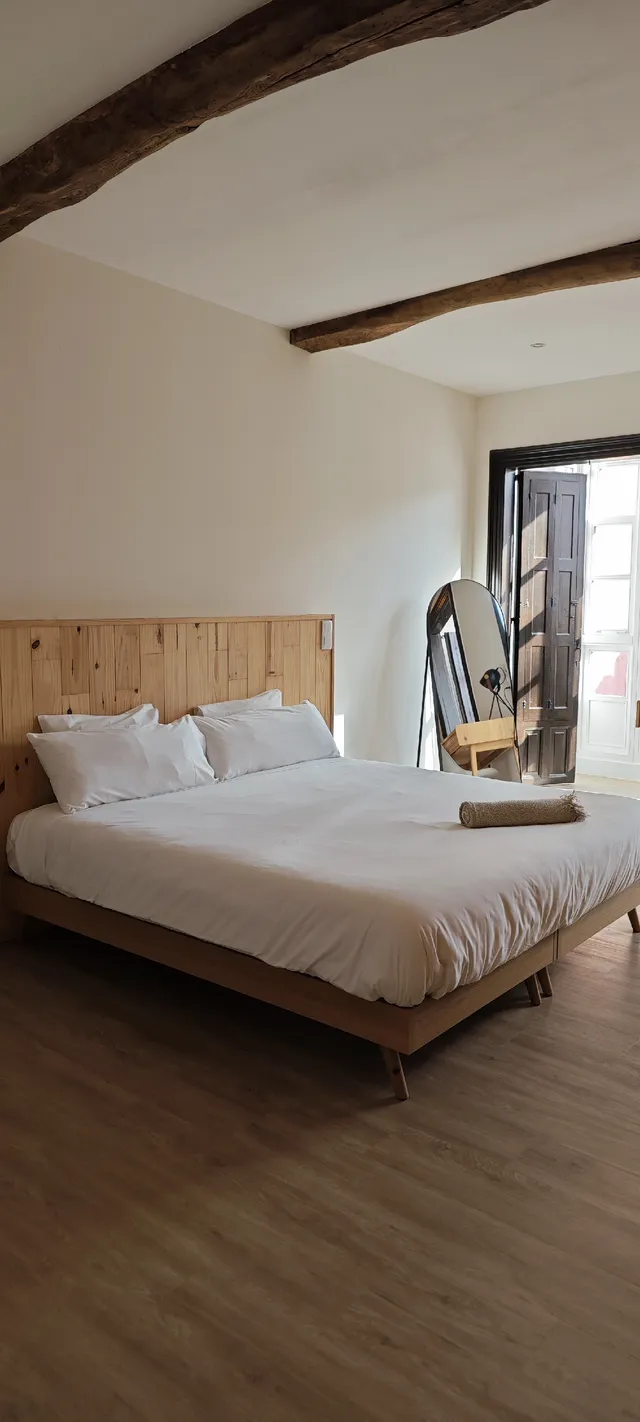 Cabecero de cama DIY con madera machihembrada
